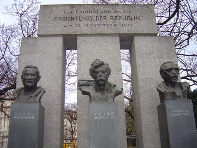 Foto: Denkmal zur Erinnerung an die Errichtung der Republik in Wien
